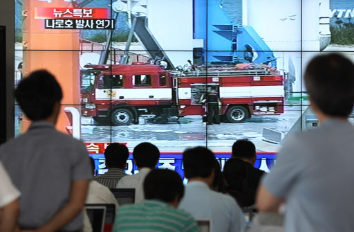 <나로호> 발사연기...소방설비 문제      (고흥=연합뉴스) 김주성 기자 = 한국 첫 우주발사체 나로호의 2차 발사가 발사대 주변 소방설비의 문제로 발사 운용이 중지된 가운데, 9일 오후 고흥 외나로도 나로우주센터 기자실에서 발사대에서 소화용액이 분출되는 모습을 담은 뉴스가 나오고 있다.