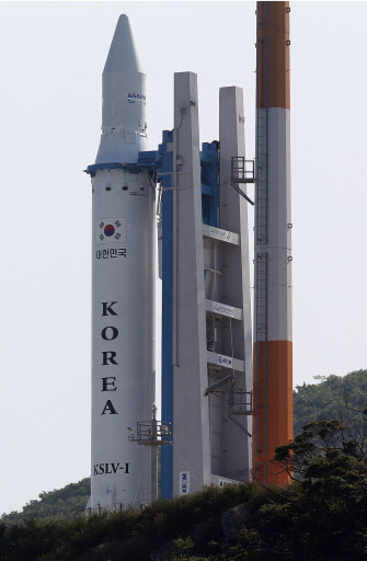 전남 고흥군 나로우주센터 발사대에 서 있는 나로호 