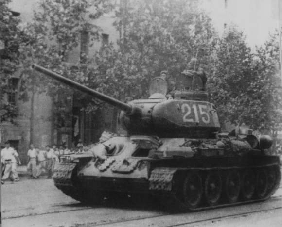 북한 인민군이 사흘만에 서울을 점령하는 데 공을 세운 소련제 T-34 탱크가 위용을 뽐내며 서울시내를 지나가고 있다. 당시 국군은 전차를 보유하지 못했다.