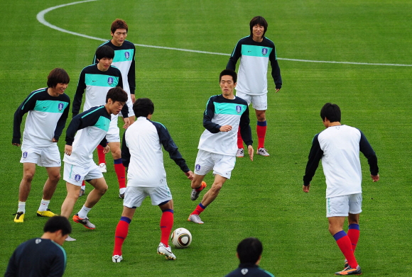 한국축구대표팀이 10일 그리스와 1차전이 열리는 남아프리카공화국 포트엘리자베스에 입성해 겔반데일 스타디움에서 가볍게 몸을 풀고 있다. 안주영기자 jya@seoul.co.kr