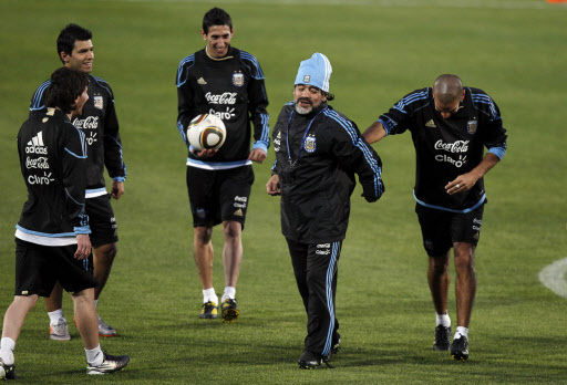 “우린 최고의 팀”   아르헨티나 축구 대표팀의 후안 베론(오른쪽)이 11일 남아공 프리토리아에서 열린 팀훈련 중 웃으면서 디에고 마라도나(오른쪽 두번째) 감독을 밀치고 있다. 왼쪽부터 리오넬 메시, 세르히오 아궤로, 앙헬 디마리아.   프리토리아 AP 특약