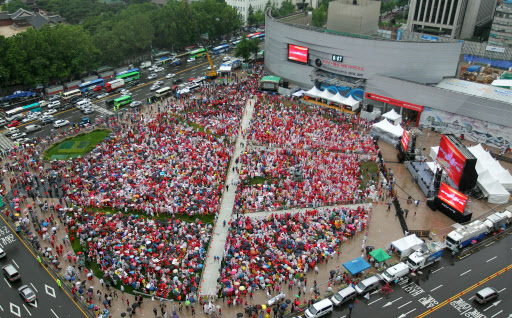 12일 2010남아프리카 월드컵 예선 한국과 그리스의 경기를 두 시간여 남기고 거리응원을 위한 시민들이 서울시청 앞 광장에 모여들고 있다.  연합뉴스