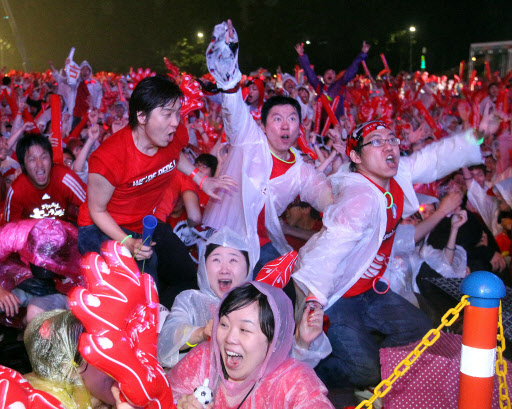 <2010 월드컵> 선제골에 환호하는 시민들      (서울=연합뉴스) 배정현 인턴기자 = 12일 2010 남아공 월드컵 B조 예선 한국-그리스전 전반 7분 이정수의 선제골이 터지는 순간 서울시청 앞 광장에 모인 시민들이 환호하고 있다.