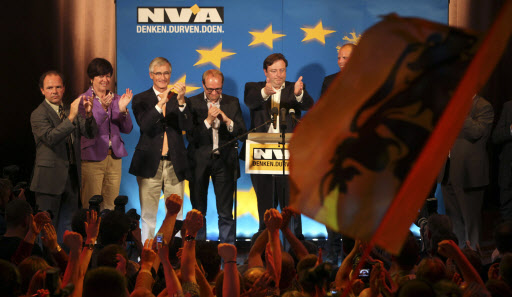 13일(현지시간) 실시된 벨기에 총선에서 ‘새 플랑드르 연대(NVA)’가 연방하원 제1당에 올라서자 바르트 데베베르(왼쪽에서 다섯번째) 당 대표 등이 선거 승리를 자축하고 있다.  브뤼셀 AP 특약