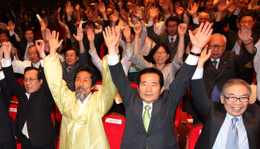 15일 서울 종로 조계사 한국불교역사문화기념관에서 열린 6·15 남북공동선언 발표 10주년 기념 평화통일민족대회에서 민주당 정세균(앞줄 오른쪽 두번째)·민주노동당 강기갑(앞줄 왼쪽 두번째) 대표 등 참석자들이 만세를 부르고 있다. 연합뉴스