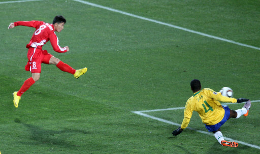 북한축구대표팀의 수비수 지윤남(왼쪽)이 16일 열린 남아공 월드컵 세계 최강 브라질과의 G조 1차전에서 0-2로 뒤지던 후반 막판 시원한 만회골을 터뜨리며 44년 만의 천리마 부활을 알리고 있다.   요하네스버그 AP 특약 