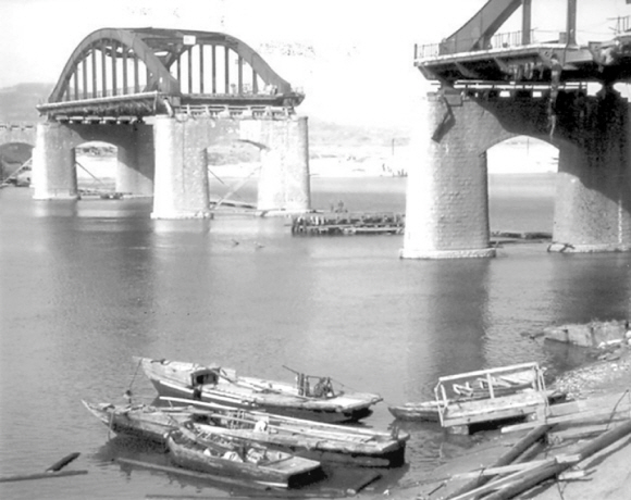 서울에서 철수한 이승만 정부가 1950년 6월28일 폭파한 한강 인도교. 당시 다리 위에 있던 피난민 4000여명 가운데 500~800명이 희생된 것으로 추정된다.