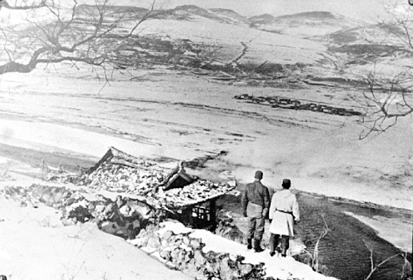 1950년 11월21일 연합군과 국군은 압록강 국경까지 북진했다. 미 제7사단 소속의 병사가 압록강변 혜산진에 도착해 강 건너 만주를 바라보고 있다.