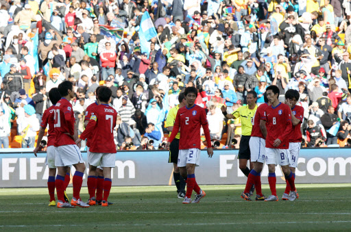 아쉬움 17일 오후(한국시간) 요하네스버그 사커시티 스타디움에서 열린 남아공월드컵 B조 2번째경기 한국-아르헨티나 경기에서 한국 선수들이 경기를 끝내고 나서 아쉬운 표정으로 경기장을 나서고 있다.  요하네스버그=연합뉴스