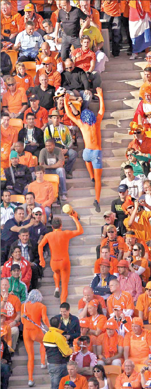 오렌지색 응원복을 입은 E조 네덜란드 팬들이 지난 14일 네덜란드-덴마크전에서 네덜란드가 첫 골을 터뜨리자 환호하고 있다.
