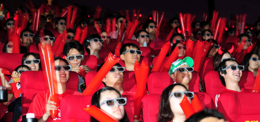 극장에서   17일 서울 영등포 타임스퀘어 CGV에서 축구팬들이 3D로 상영되는 경기를 보면서 빨간 막대 풍선으로 응원전을 펼치고 있다.  강영조기자 kanjo@sportsseoul.com 