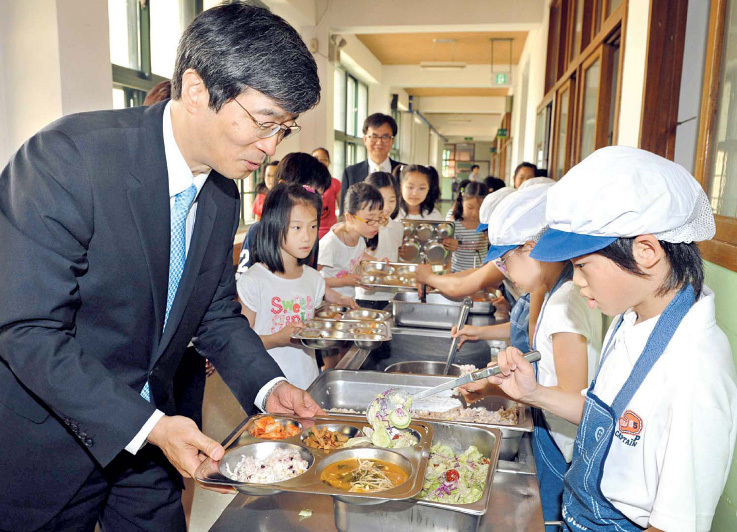 곽노현 서울시교육감 당선자가 17일 문래초등학교를 방문해 학생들과 함께 식사하기 위해 급식을 받고 있다. 김태웅기자 tuu@seoul.co.kr