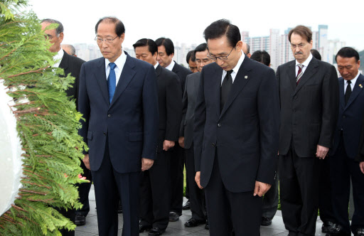 이명박 대통령이 18일 오전 부산 대연4동 UN 참전국묘역에 헌화한뒤 묵념하고 있다. 연합뉴스