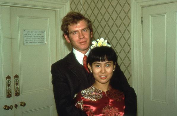 1972년 1월1일 런던에서 열린 아리스 교수와 수치 여사의 결혼식 사진.