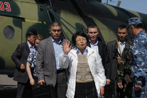 방탄조끼 입은 대통령  로자 오툰바예바(왼쪽 두번째) 키르기스스탄 과도정부 대통령이 18일 민족 갈등으로 인한 소요 진원지인 오슈에 도착한 뒤 헬리콥터에서 내려 손을 흔들고 있다.  오슈 AP 특약