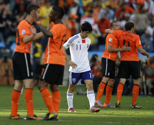 19일 오후(한국시간) 남아프리카공화국 더반 스타디움에서 벌어진 조별리그 3번째 경기에서 네덜란드는 ‘해결사’ 베슬레이 스네이더르(인테르 밀란)의 강력한 중거리슛으로 일본에 1-0 승리를 거뒀다. AP=연합뉴스