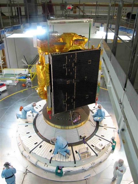 국가우주개발사업 시작 후 처음 개발한 천리안 위성이 24일 발사를 앞두고 남미 프랑스령 기아나쿠르 발사장에서 아리안 발사체 상단에 조립되고 있다.  한국항공우주연구원 제공 