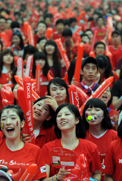 남아공월드컵이 한창인 가운데 아시아 4개국의 응원열기가 뜨겁다. 붉은악마들이 한국-아르헨티나전이 열린 17일 서울 한강공원 반포지구 플로팅아일랜드에서 응원하고 있다. 손형준기자 boltagoo@seoul.co.kr