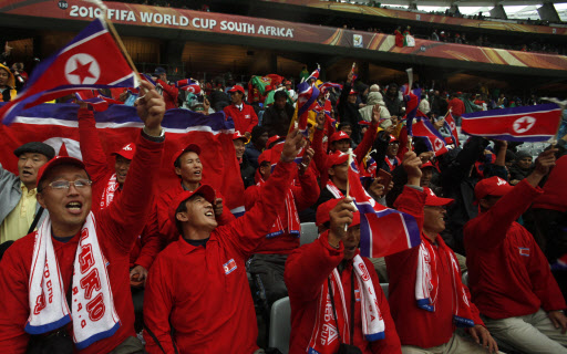 북한 응원단이 21일 케이프타운의 그린포인트 스타디움에서 열린 G조 조별리그 포르투갈과의 경기에서 인공기를 흔들며 열띤 응원을 펼치고 있다. 케이프타운 AP특약