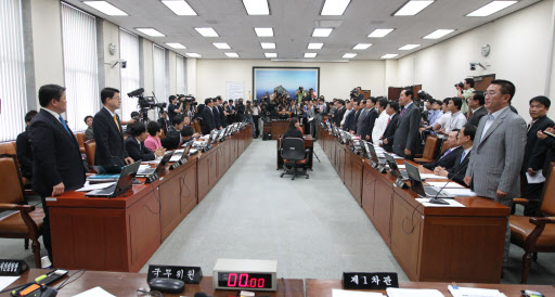 22일 오후 국회에서 열린 국토해양위원회 전체회의에서 세종시 수정안이 찬성 12, 반대 18로 부결된 가운데 수정안에 반대하는 의원들이 기립하고 있다.  연합뉴스