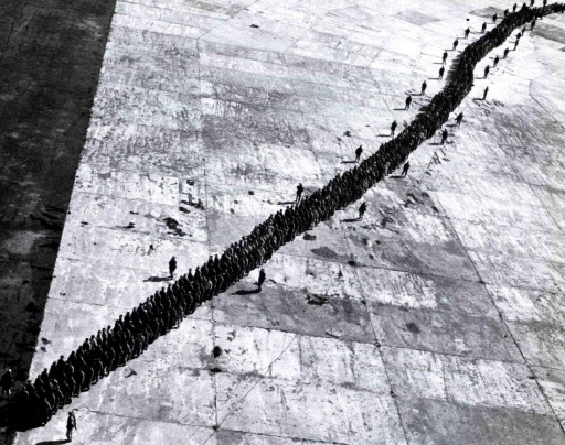 인민군 포로들의 행진  1950년 10월 26일 북한 인민군 포로들이 원산 비행장을 가로질러 걸어가고 있다. 사진은 미국 7함대 소속 미주리 전함에서 발진한 헬리콥터가 촬영했다. 워싱턴 연합뉴스