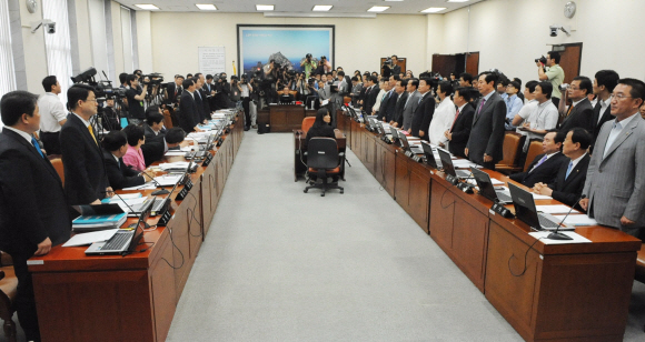“세종시 수정안 반대”  22일 국회 국토해양위 전체회의에서 여야 의원들이 세종시 수정안에 대한 기립 찬반 투표를 하고 있다. 이언탁기자 utl@seoul.co.kr