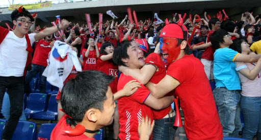 <월드컵> 16강이다!      (광주=연합뉴스) 형민우 기자 = 남아공 월드컵 한국과 나이지리아의 경기가 열린 23일 새벽 광주 월드컵경기장에 모인 시민들이 한국이 16강을 확정짓자 기뻐하고 있다.