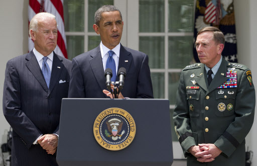 버락 오바마 미국 대통령이 23일 백악관에서 열린 기자회견에서 조 바이든(왼쪽) 부통령을 배석시킨 가운데 경질된 스탠리 매크리스털 아프가니스탄 주둔 미군 사령관의 후임에 데이비드 퍼트레이어스(오른쪽) 중부군 사령관을 지명했다고 밝히고 있다. 워싱턴 AP 특약