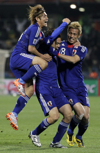 남아공월드컵 E조 일본과 덴마크의 경기에서 일본의 엔도(가운데)가 골을 넣은 후 동료들과 함께 기뻐하고 있다. AP=연합뉴스