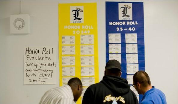 미국 로스앤젤레스 로크 고등학교 학생들이 학교 벽에 붙은 우등생 명단을 보고 있다.  뉴욕타임스 홈페이지