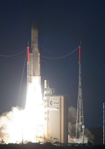 국내 기술진에 의해 제작된 첫 정지궤도 위성인 천리안을 탑재한 아리안-5ECA 발사체가 27일 오전 6시41분 남미 프랑스령 기아나 쿠르우주센터에서 발사되고 있다. 한국항공우주연구원 제공
