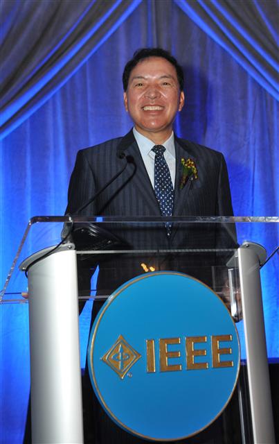 지난 26일(현지시간) 캐나다 몬트리올 르 윈저에서 열린 ‘2010년 IEEE 기업혁신상’ 시상식에서 이윤우 삼성전자 부회장이 수상소감을 밝히고 있다. 삼성전자 제공