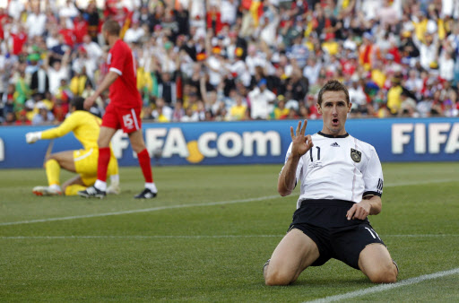 독일의 클로제가 16강전 독일-잉글랜드 경기에서 골을 넣은 후 기뻐하고 있다. AP=연합뉴스
