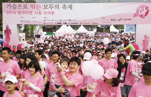 지난달 9일 핑크리본사랑마라톤 대회에 참가한 시민들이 유방암 예방의 중요성을 알리고 있다. 아모레퍼시픽 제공