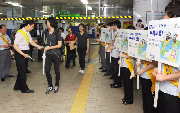 우측보행이 편리해요  30일 서울 지하철 2호선 강남역에서 국토해양부·지하철공사·강남구 직원들이 1일부터 공공 및 민간 시설에서 시행되는 ‘우측보행’을 홍보하기 위한 캠페인을 벌이고 있다. 류재림기자 jawoolim@seoul.co.kr