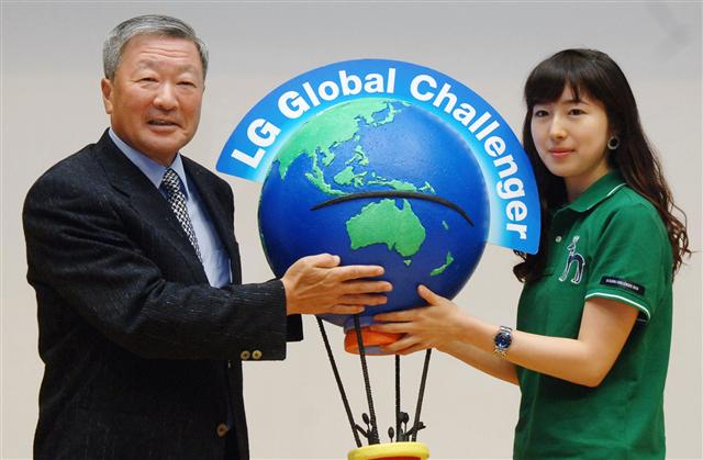 30일 서울 LG트윈타워에서 구본무 LG 회장이 ‘LG글로벌 챌린저’에 참가하는 한 여대생과 지구촌 탐방을 상징하는 모형기구를 들고 기념사진을 찍고 있다. LG 제공