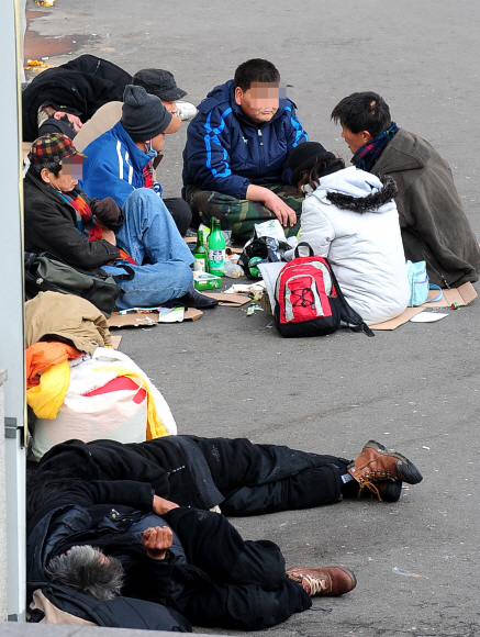 서울역 광장 노숙자들