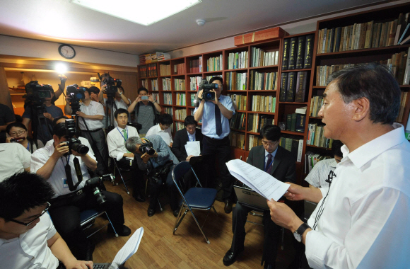 이재오(오른쪽) 전 국민권익위원장이 1일 오전 서울 불광동 사무실에서 7·28 서울 은평을 재선거 출마를 선언하고 있다.  이호정기자 hojeong@seoul.co.kr