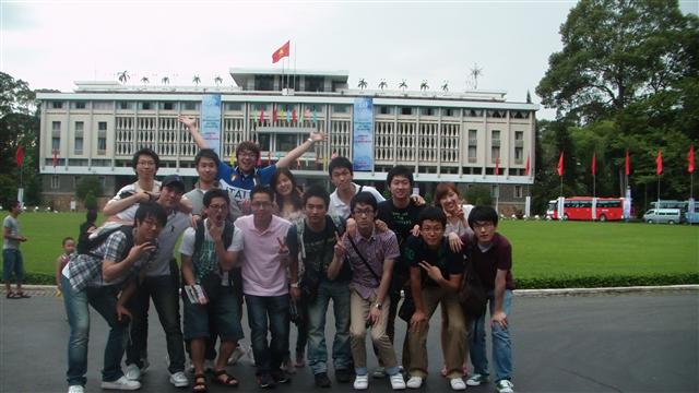 ‘글로벌 챌린지’에 참가한 대학생들이 베트남 호치민시 통일궁을 방문해 기념사진을 찍고 있다. 포스코 제공