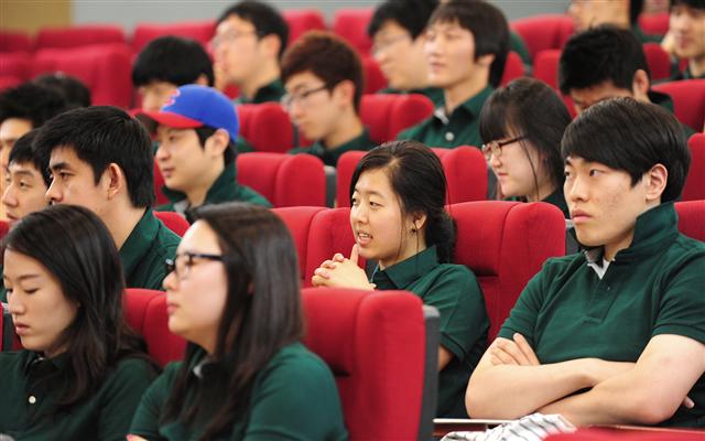 건국대 학생들이 6일 ‘몰입형 외국어 능력 향상 프로그램’ 수업을 진지한 표정으로 수강하고 있다. 