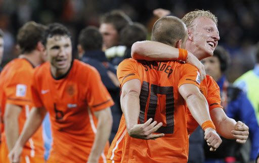 2010 남아공월드컵 네덜란드와 우루과이의 4강전에서 우루과이를 3-2로 꺾고 결승에 진출한 네덜란드 선수들이 얼싸안고 기뻐하고 있다. AP=연합뉴스