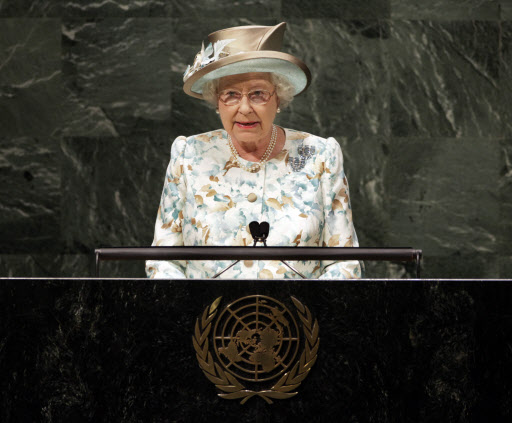 엘리자베스 2세 영국여왕이 6일(현지시간) 미국 뉴욕의 유엔본부에서 열린 유엔총회에서 영국 연방을 대표해 연설하고 있다. 여왕의 유엔연설은 1957년 이후 처음이다.  뉴욕 AFP 연합뉴스