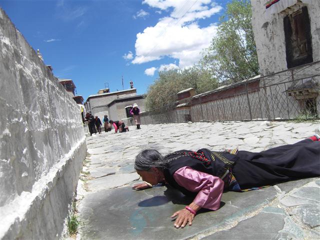 시가체 따시룬포 사원에서 오체투지 형식의 절을 하는 티베트 할머니.  시가체 박홍환특파원 stinger@seoul.co.kr
