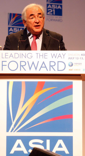 도미니크 스트로스칸 국제통화기금(IMF) 총재가 12일 대전 컨벤션센터에서 열린 아시아21 콘퍼런스에서 개막연설을 하고 있다. 연합뉴스