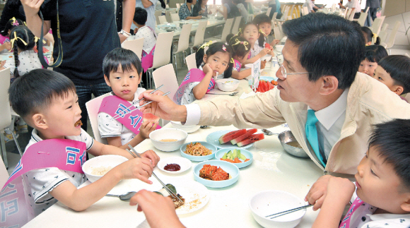 지난 5일 김문수지사가 ‘쌀과 함께하는 건강생활프로젝트 ’경기지역본부 발대식을 마친 후 행사에 참석한 어린이들과 점심을 함께하고 있다.  경기도 제공