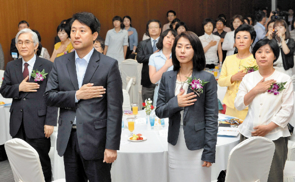 오세훈(앞줄 왼쪽) 시장이 지난 7일 서소문 청사 다산플라자 13층 대회의실에서 열린 서울시여성상 시상식에 참가해 수상자와 가족, 관계자들과 국민의례를 하고 있다. 김태웅기자 tuu@seoul.co.kr