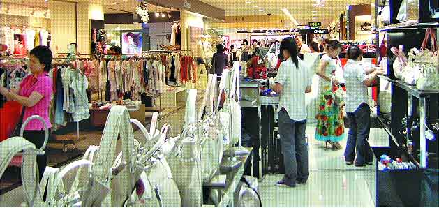 상하이의 명동인 ‘난징루(南京路)’에 자리한 백화점 의류매장들. 다양한 소비자들의 욕구가 드러나 있다.