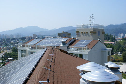 LH는 올해 준공되는 임대아파트에 태양광 발전설비를 설치해 연간 탄소배출량 860t을 절감하는 등 공동주택 분야의 녹색성장을 선도해나갈 계획이다. 한국토지주택공사 제공