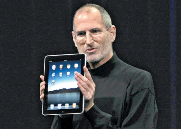 태블릿PC ‘아이패드’를 들고 있는 스티브 잡스 애플 CEO. 