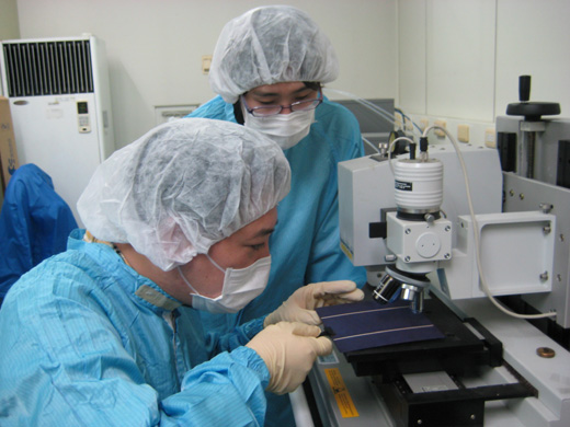 한화케미칼 연구원들이 생산한 태양전지 셀을 정밀 점검하고 있다. 한화케미칼 제공